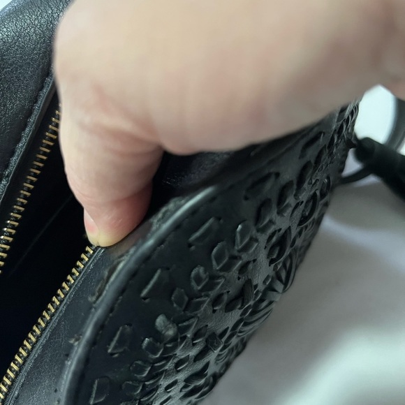 ⭐️ 3/$25 ⭐️ Black Round Whipstitch Crossbody - Picture 12 of 13